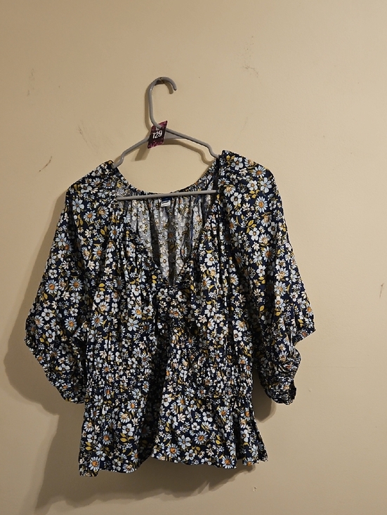 Old Navy Tops - Old Navy Floral Balloon Sleeve V Neck Blouse. In EUC.